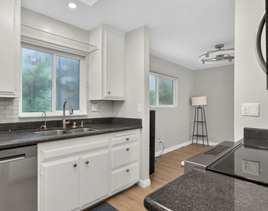 2418 Graham Avenue - Photo Thumbnail 12