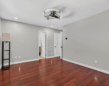 2418 Graham Avenue - Photo Thumbnail 16