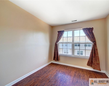83 Nathan Boulevard - Photo Thumbnail 11