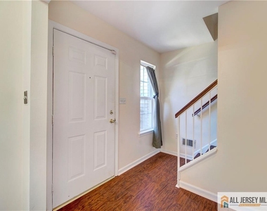 83 Nathan Boulevard - Photo Thumbnail 2