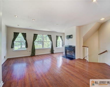 83 Nathan Boulevard - Photo Thumbnail 3