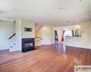 83 Nathan Boulevard - Photo Thumbnail 4