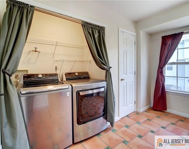 83 Nathan Boulevard - Photo Thumbnail 7