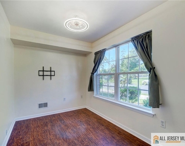 83 Nathan Boulevard - Photo Thumbnail 1
