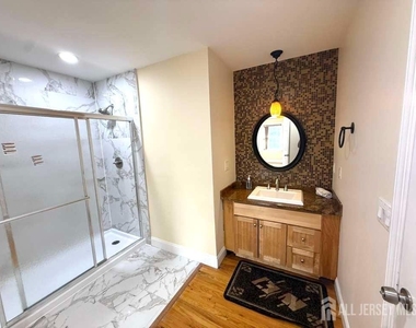 131 Amherst Avenue - Photo Thumbnail 11