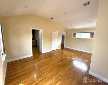 131 Amherst Avenue - Photo Thumbnail 14