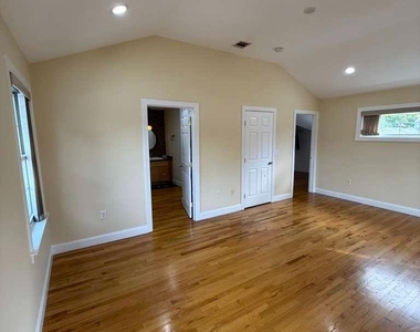 131 Amherst Avenue - Photo Thumbnail 17