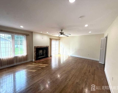 131 Amherst Avenue - Photo Thumbnail 13