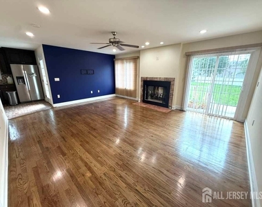 131 Amherst Avenue - Photo Thumbnail 5