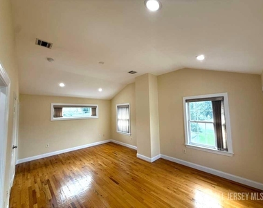 131 Amherst Avenue - Photo Thumbnail 16