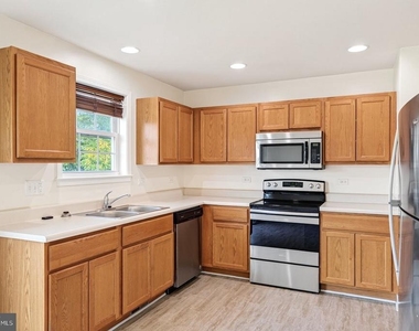 521 Hotchkiss Drive - Photo Thumbnail 4