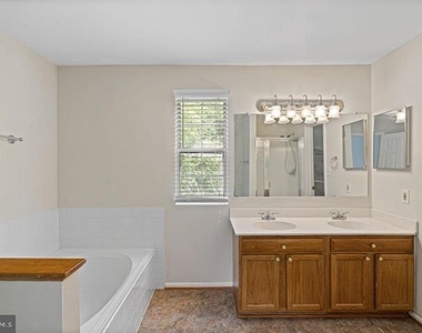 3429 Lacrosse Court - Photo Thumbnail 6