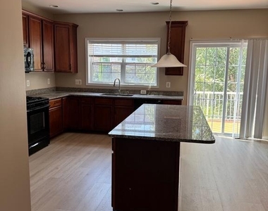 23093 Sunbury Street - Photo Thumbnail 4