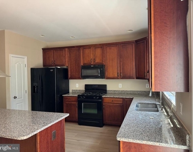 23093 Sunbury Street - Photo Thumbnail 6
