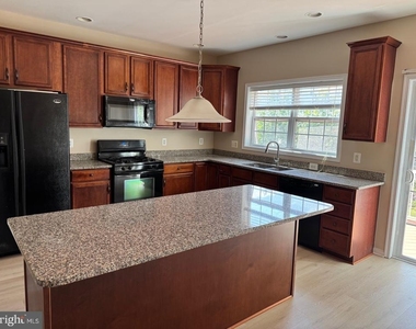 23093 Sunbury Street - Photo Thumbnail 5