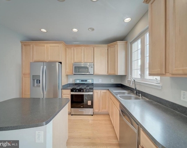 22942 Rose Quartz Square - Photo Thumbnail 37