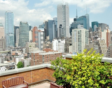 Hudson Yards High-Floor Gem | Convertible 2BR in Prime Manhattan Location! - Photo Thumbnail 1