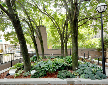Hudson Yards High-Floor Gem | Convertible 2BR in Prime Manhattan Location! - Photo Thumbnail 3