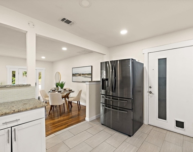 6101 Adalee Ave - Photo Thumbnail 6