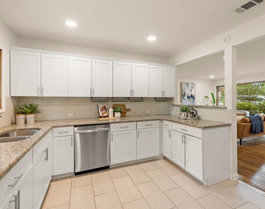 6101 Adalee Ave - Photo Thumbnail 10
