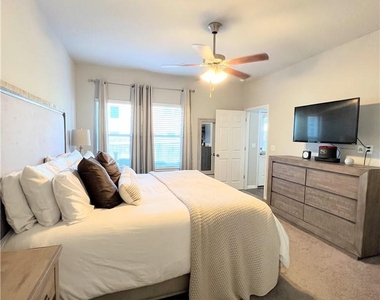 2214 S Lakeline Blvd - Photo Thumbnail 10