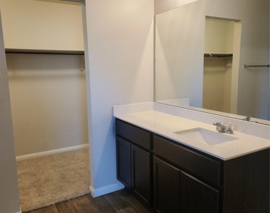 10808 Seguin St - Photo Thumbnail 6