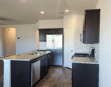 10808 Seguin St - Photo Thumbnail 4