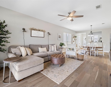 210 Crockett Ln - Photo Thumbnail 10