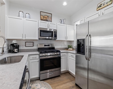 210 Crockett Ln - Photo Thumbnail 3