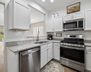 210 Crockett Ln - Photo Thumbnail 4