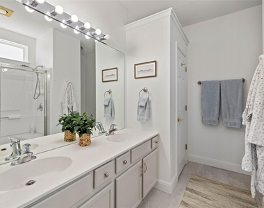 210 Crockett Ln - Photo Thumbnail 13
