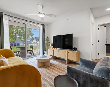 2323 S Lamar Blvd - Photo Thumbnail 8