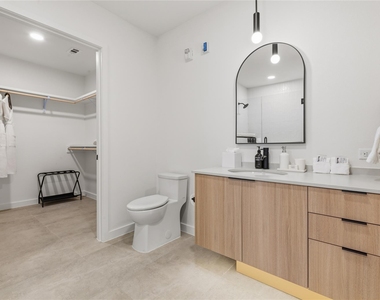 2323 S Lamar Blvd - Photo Thumbnail 7