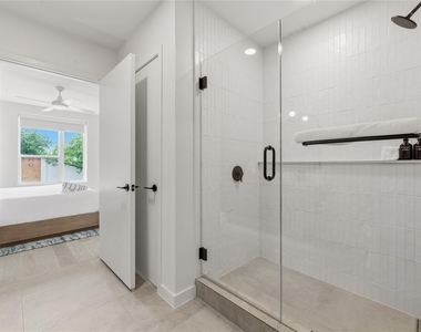 2323 S Lamar Blvd - Photo Thumbnail 22