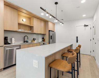 2323 S Lamar Blvd - Photo Thumbnail 11