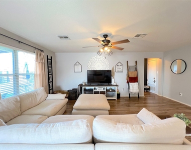 2204 Brewers Pl - Photo Thumbnail 6