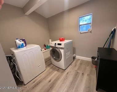 1113 Phelps Street - Photo Thumbnail 7