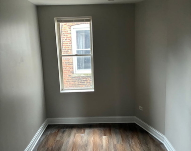 8356 S Mackinaw Avenue - Photo Thumbnail 5