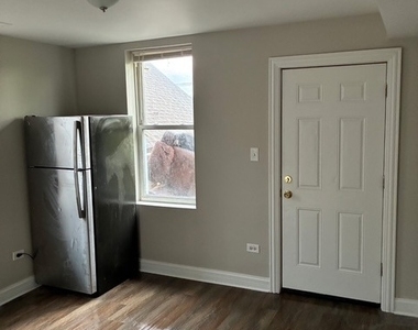 8356 S Mackinaw Avenue - Photo Thumbnail 7