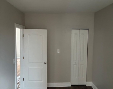 8356 S Mackinaw Avenue - Photo Thumbnail 4