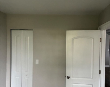 8356 S Mackinaw Avenue - Photo Thumbnail 2