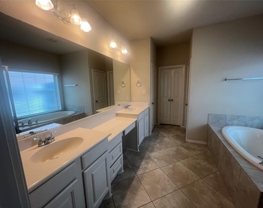 2911 Meadows Pond Lane - Photo Thumbnail 10