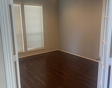 2911 Meadows Pond Lane - Photo Thumbnail 4