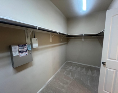 2911 Meadows Pond Lane - Photo Thumbnail 12