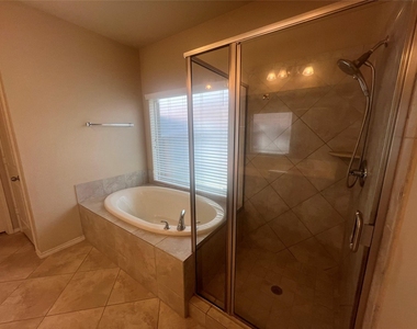 2911 Meadows Pond Lane - Photo Thumbnail 11