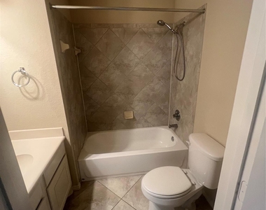 2911 Meadows Pond Lane - Photo Thumbnail 17