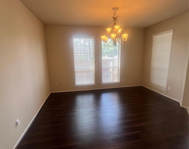 2911 Meadows Pond Lane - Photo Thumbnail 3