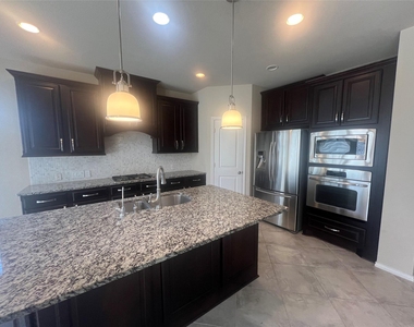 2911 Meadows Pond Lane - Photo Thumbnail 8