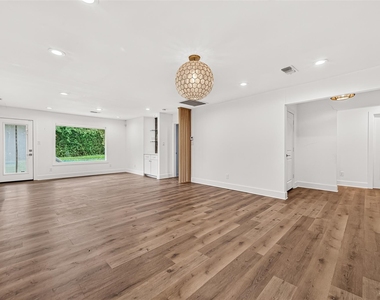 10819 Oasis Drive - Photo Thumbnail 6