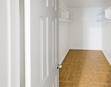 2107 Hazlitt Drive - Photo Thumbnail 7
